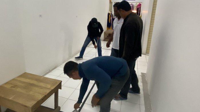 IKAPPI Kota Ambon lakukan aksi pelepasan lakban pembatas di Gedung Pasar Mardika, Kota Ambon, Rabu (25/9/2024).