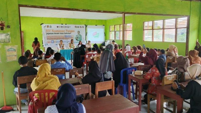 BPOM AMBON -- BPOM di Ambon bersama Program Studi Pendidikan Bahasa Arab Institut Agama Islam Negeri (Prodi PBA-IAIN) Ambon, Pemerintah Negeri Haya Maluku Tengah selenggarakan sosialisasi Keamanan Pangan dan Replikasi Pangan Jajanan Anak Sekolah (PJAS) Aman di Madrasah Tsanawiyah (MTS) Negeri Haya Kecamatan Tehoru Kabupaten Maluku Tengah, Sabtu (25/1/2025). Kegiatan ini dalam rangka implementasi inovasi sapa repost (sadar pangan aman replikasi sekolah).