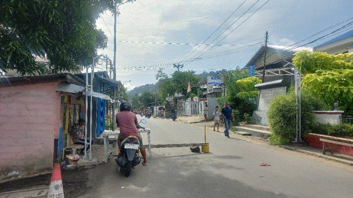 Jalan di Kawasa Kudamati, Kelurahan Nusaniwe, Kota Ambon ditutup sementara waktu, Kamis (4/4/2024).