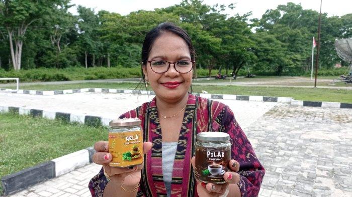 Jen Warella menunjukan beberapa produk berbahan dasar kelor hasil ciptaannya yang kini terkenal sebagai oleh-oleh khas MBD, Sabtu (13/4/2024).