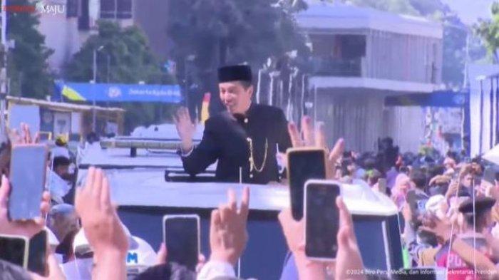 Presiden ke-7 RI, Joko Widodo (Jokowi) menyapa warga saat menuju Lanud Halim Perdanakusuma, Jakarta pada Minggu (20/10/2024). Dia bakal bertolak ke Solo, Jawa Tengah bersama istrinya, Iriana menggunakan pesawat TNI AU.