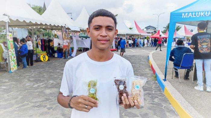 Juan Mahury (17), pengusaha keripik pisang Amora.