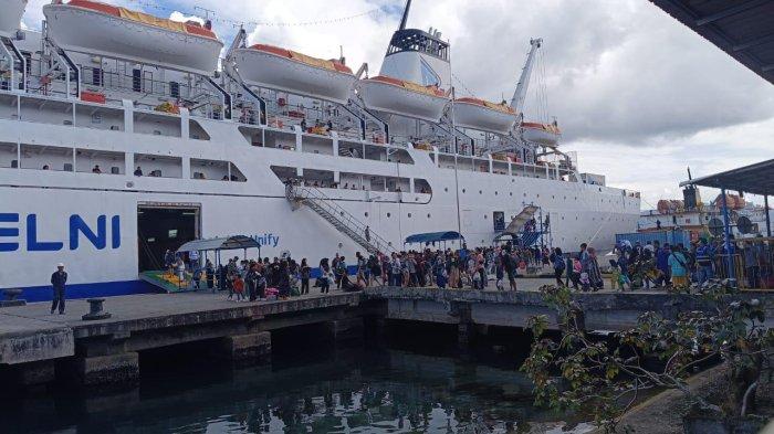 IDULFITRI 1446 H - Suasana arus balik usai Lebaran Idulfitri 1446 Hijriah saat kedatangan kapal Dobonsolo di Pelabuhan Yos Sudarso Ambon, pada Rabu (2/4/2025).