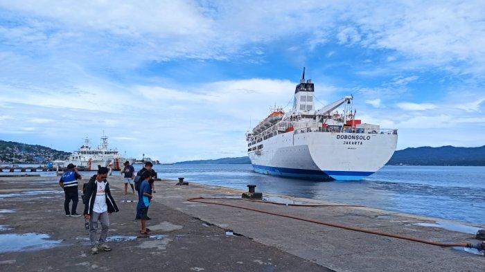 KM Dobonsolo bertolak dari Pelabuhan Yos Sudarso Ambon