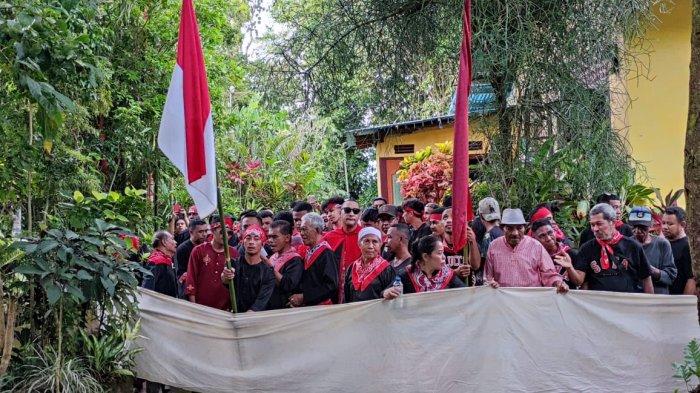 Rombongan Soa Pera dikelilingi kain Gandong dalam Adat Cuci Negeri Soya, Jumat (8/12/2023).