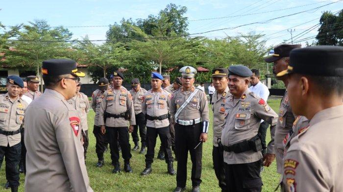 Kapolres Seram Bagian Barat (SBB), AKBP Dennie Andreas Dharmawan bersama personil Polres dan personil Brimob Kompi 2 Batalyon B Pelopor, usai apel gabungan di Mapolres SBB, di Piru, Senin (29/7/2024).
