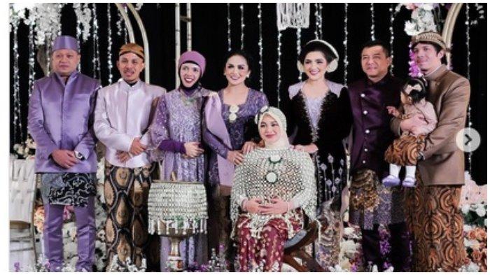 Kebahagiaan tengah dirasakan Aurel Hermansyah dan Atta Halilintar. Keduanya baru saja menyelenggarakan acara mitoni kehamilan Aurel yang kedua tepat pada Minggu (10/9/2023).