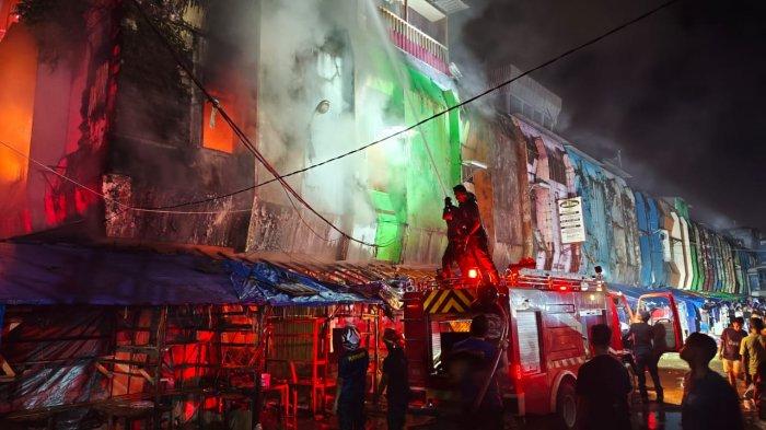 Salah satu ruko di Pasar Mardika, Kecamatan Sirimau, Kota Ambon, terbakar, Kamis (5/9/2024) dini hari