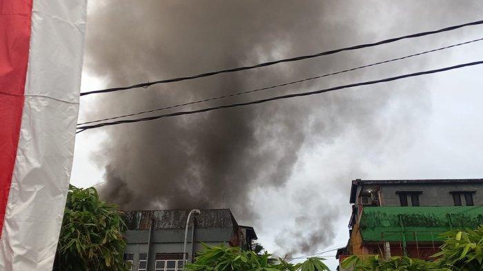 Asap membumbung di sebuah ruko yang terbakar di  terminal karpan, Mardika Ambon, Kamis (28/8/2024).