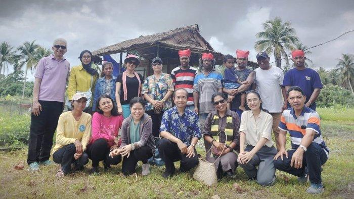 Tim PKM ITB dan Unpatti foto bersama Kelompok Tani Mandiri Seram di tempat penyemaian bibit Pisang Tongka Langit di Negeri Nua Nea, Maluku Tengah, Senin (28/9/2024).