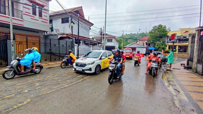 Kerusakan jalan di pertigaan Kakialy, kawasan Belakang Soya, Kecamatan Sirimau, Kota Ambon, Senin (10/6/2024).