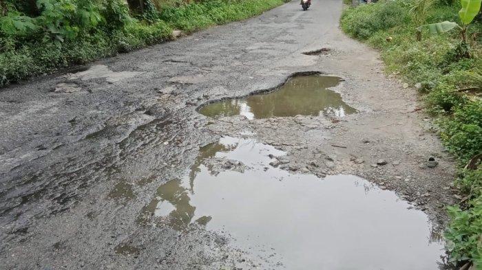 Salah satu titik kerusakan jalan di sepanjang jalan Amanhuse, Kecamatan Nusaniwe, Kota Ambon, Rabu (1/1/2025).