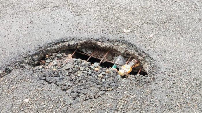 Kerusakan jalan di depan Lorong Latansa, Kebun Cengkeh, Kelurahan Rijali, Kecamatan Sirimau, Kota Ambon, Rabu (1/1/2025).