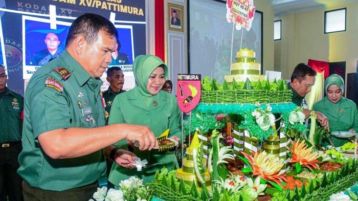 Rayakan HUT Ke-62 Kodam XV Pattimura, Pangdam Mayjen TNI, Syafrial potong tumpeng didampingi istri, Senin (27/5/2024).