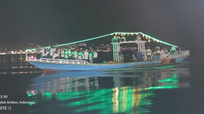 IDULFITRI 1446 HIJRIAH- Ratusan warga Negeri Laha, Kota Ambon melakukan konvoi di Perairan Teluk Ambon dalam menyambut perayaan Idulfitri 1446 Hijriah, tepat pada Minggu (30/3/2025).