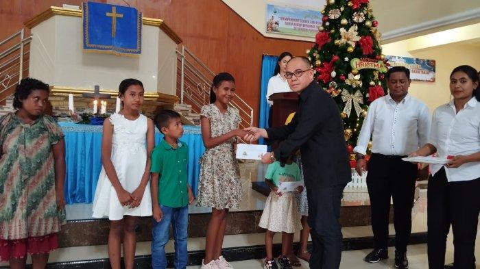 Persekutuan Keluarga Kristen Bank BRI Cabang Ambon merayakan natal sekaligus berbagi kasih dengan warga Benteng Karang, dan berlangsung di Gereja Ebenhaezer Jemaat Benteng Karang, Sabtu (16/12/2023).