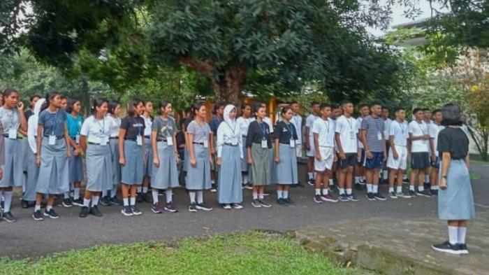 Kristianie Lumatalale saat memimpin latihan Paskibra di Unpatti