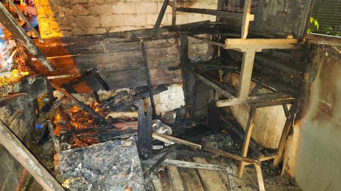 Tampak puing-puing sisa kebakaran warung