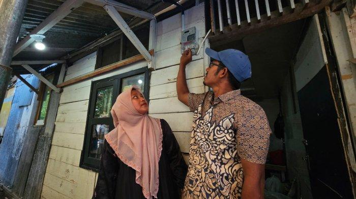 LISTRIK GRATIS -- Pakai donasi pegawai, PT PLN (Persero) melakukan penyalaan serentak sambungan listrik gratis untuk 2.597 rumah tangga prasejahtera dalam program Light Up The Dream, pada Senin (10/3/2025).