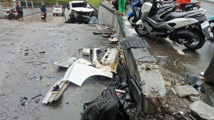 LAKA LANTAS - Puing-puing kendaraan pasca kecelakaan yang melibatkan mobil X Pander dan motor Scoopy, menghantam pembatas jalan di pertigaan underpass Tantui, Kecamatan Sirimau, Kota Ambon, Senin (3/1/2025). Wilfred Jordany Palapia (16) selaku pengemudi mobil diduga tengah dipengaruhi minum keras saat berkendara.