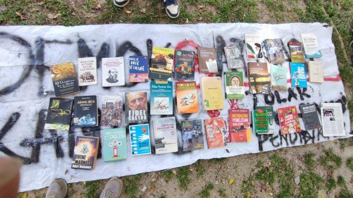Koleksi buku di Lapak Baca Gempar