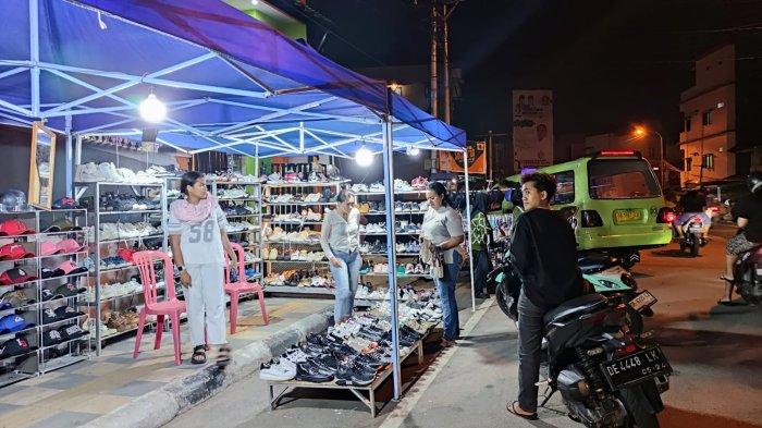 Salah satu lapak sepatu second brand di Waihaong, Kecamatan Nusaniwe, Kota Ambon, Minggu (31/12/2023).