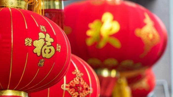 Lentera merah. Menjelang perayaan Tahun Baru China atau Imlek, ada banyak peraturan, kebiasaan, serta tradisi yang dilakukan masyarakat Tionghoa.