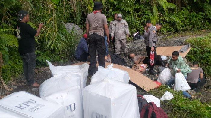 Mobil pengangkut logistik Pilkada saat terbalik di Buru, Maluku, Senin (25/11/2024).