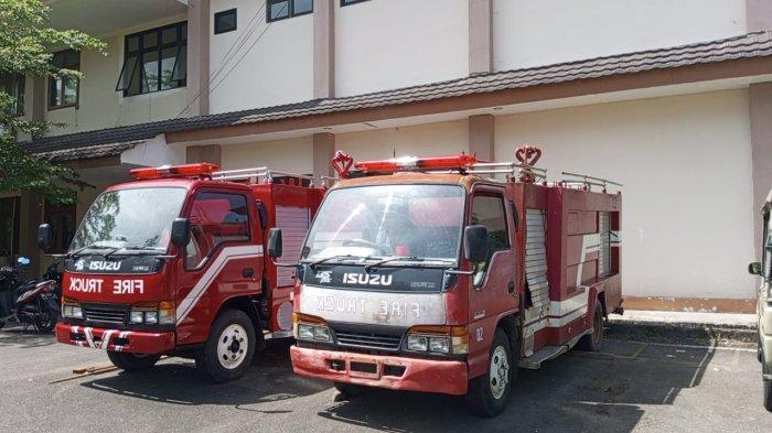 MOBIL DAMKAR - Dua unit mobil pemadam kebakaran (Damkar) terparkir di depan Kantor Bupati Maluku Tengah, Jumat (21/2/2025). Namun hanya satu yang beroperasi. satunya lagi dalam masa peremajaan.