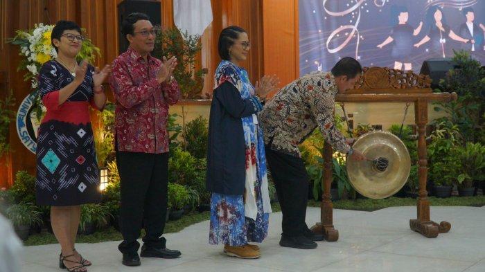 Gelaran Pekan Seni Mahasiswa Daerah (PEKSIMIDA) Jawa Tengah (Jateng) 2024 tangkai vocal group, berlangsung semarak di Balairung Universitas Kristen Satya Wacana (UKSW), Selasa (25/06/2024).