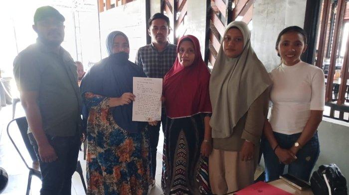 DUGAAN PENIPUAN - Penandatanganan surat pernyataan antara korban yang mengenakan kerudung merah didampingi kuasa hukum bersama dengan pelaku yang mengenakan kerudung biro didampingi kuasa hukum, berlangsung di Poka Kota Ambon, (24/12/2025).
