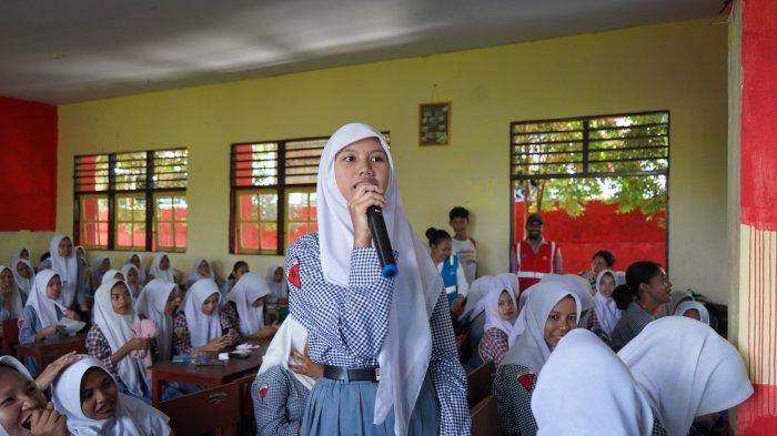 Salah seorang siswa bertanya saat program PLN Goes to School dalam tajuk “PLN Baronda Sekolah”, di Sekolah Menengah Atas Negeri (SMAN) 13 Ambon, Kamis 29 Februari 2024.