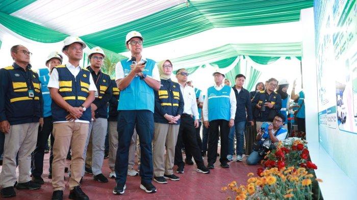 PLN -- Menteri Energi dan Sumber Daya Mineral (ESDM), Bahlil Lahadalia meninjau Distribution Control Center (DCC) PLN Unit Pelaksana Pengatur Distribusi Jawa Timur (UP2D) bersama Direktur Utama PLN, Darmawan Prasodjo pada Selasa (25/3). PLN sediakan 339 unit SPKLU yang tersebar di 206 lokasi di Jawa Timur yang siap melayani pengguna EV.