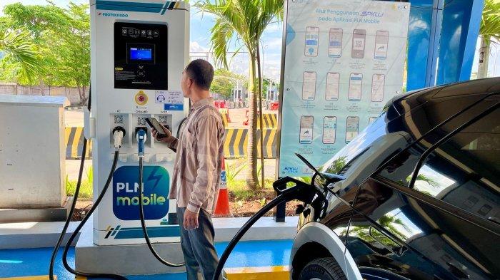 SPKLU -- PLN menyediakan 12 unit SPKLU Mobile yang bersiaga di sepanjang ruas tol Sumatra dan Jawa jika ada pengguna kendaraan listrik yang kehabisan daya di sepanjang jalan tol selama arus mudik Lebaran 2025.