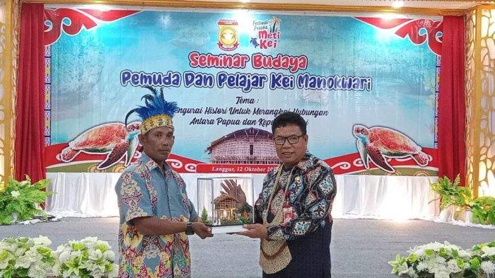 Penyerahan cinderamata dari PPKM kepada Pemerintah Kabupaten Malra, Kamis (12/10/2023)