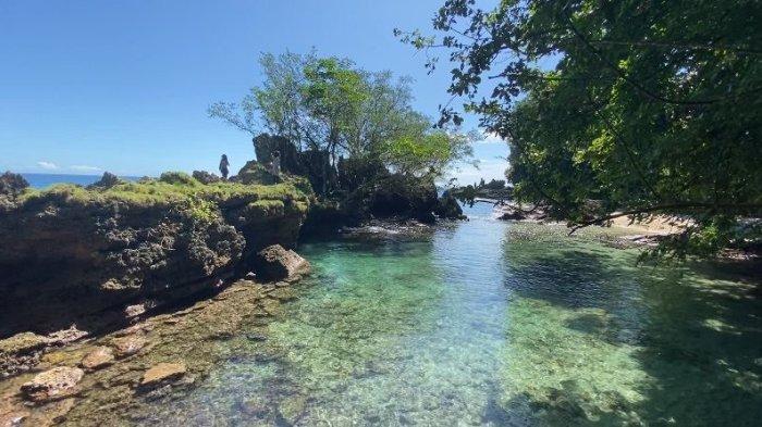 Pantai Huluwa di Negeri Wakasihu,  Kecamatan Leihitu Barat, Kabupaten Maluku Tengah
