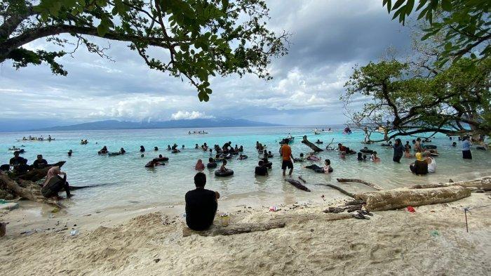 Pantai Hunimua, Negeri Liang dipadati pengunjung saat Liburan Lebaran 2024.