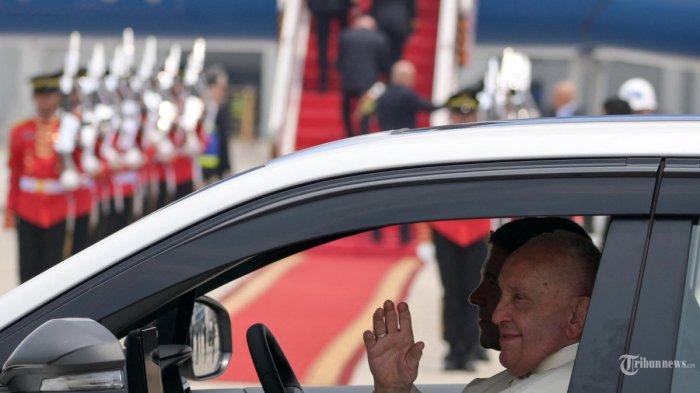 Paus Fransiskus melambai dari kendaraan yang berangkat setelah kedatangannya di Bandara Internasional Soekarno?Hatta di Jakarta pada 3 September 2024. - Paus Fransiskus tiba di Indonesia yang mayoritas penduduknya Muslim pada 3 September untuk perhentian pertama tur empat negara di Asia- Pasifik akan menjadi masa kepausan terlama bagi Paus berusia 87 tahun itu, menurut seorang reporter AFP yang bepergian bersamanya. (BAY ISMOYO / AFP)