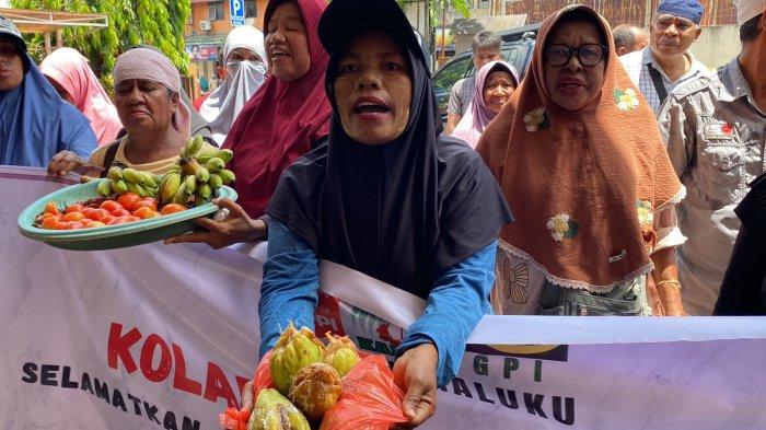 Pedagang tunjukan dagangan busuk kepada Kepala Dinas Perindustrian dan Perdagangan Provinsi Maluku, Senin (21/10/2024).