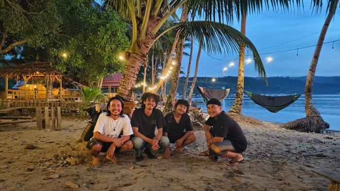 Anggota PelanTapiGowes yang sedang bersinggah di pantai Tanjung Tetulain, Kota Ambon, Senin (26/06/2023).