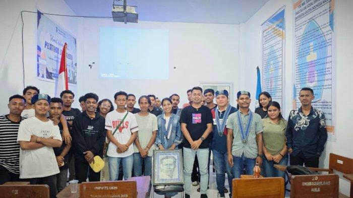 PELATIHAN JURNALISTIK - Foto bersama usai pelatihan jurnalistik yang digelar Gerakan Mahasiswa Kristen Indonesia (GMKI) Komisariat Ilmu Sosial dan Ilmu Politik (ISIP) Universitas Kristen Indonesia Maluku (UKIM), Sabtu (29/3/2025).