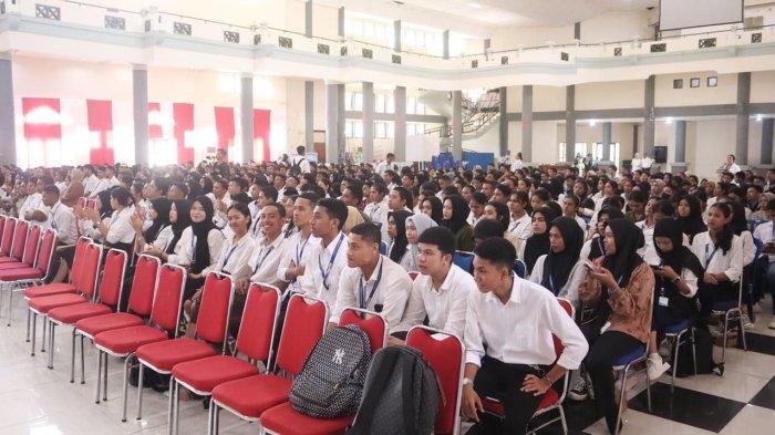 Mahasiswa mengikuti acara Pembinaan Karakter: Mental dan Spritual Mahasiswa Universitas Pattimura tahun 2024, Senin (2/9/2024).