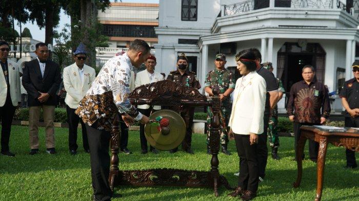 UKSW -- Pelaksana Harian (Plh) Sekretaris Daerah Kota Salatiga Muh Sidqon Effendi dan Rektor UKSW Profesor Intiyas Utami saat membuka kegiatan Mata Kuliah Bela Negara Semester Genap 2024/2025, Sabtu (12/04/2025).
