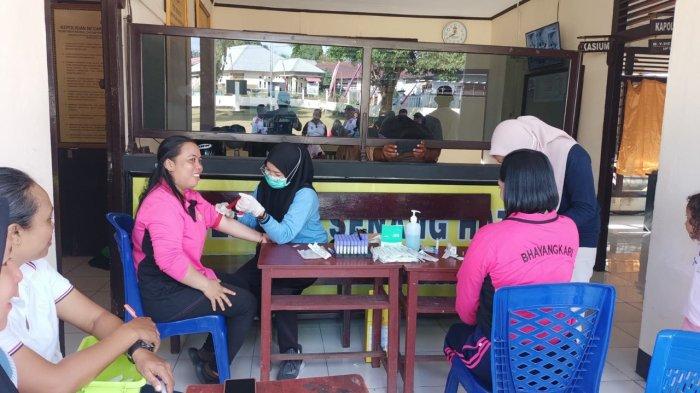 Kapolsek Piru, Iptu Bobby Dethan bersama jajarannya menggelar kegiatan bakti sosial dan pemeriksaan kesehatan gratis yang terpusat di halaman Polsek Piru, Sabtu (3/8/2024).