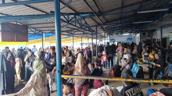 IDULFITRI 1446 H- Ratusan Pemudik membludak di Pelabuhan Yos Sudarso Ambon, hari ke 2 setelah Lebaran Idulfitri 1446 Hijriah, tepat pada Rabu (2/4/2025).