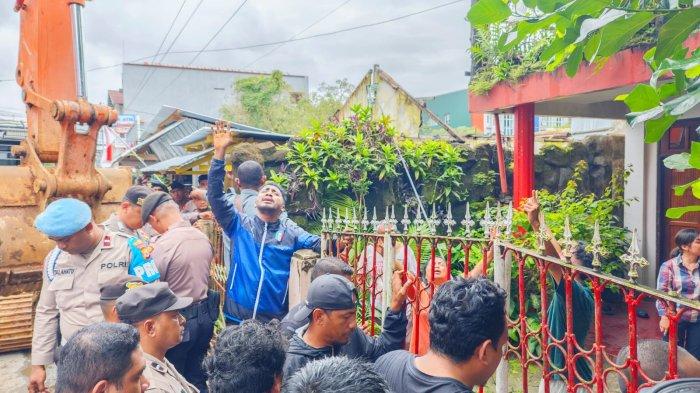 Penggusuran salah satu rumah milik keluarga Mailuhu di jalan Mutiara, Mardika, Kecamatan Sirimau Kota Ambon berlangsung dramatis.