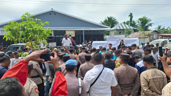Polres Seram Bagian Barat (SBB) membantu mengamankan  aksi unjuk rasa oleh Koalisi Peduli Demokrasi dan Anti Money Politik Kabupaten SBB yang berlangsung di depan Kantor Bawaslu Kabupaten Seram Bagian Barat, Senin (16/12/2024).
