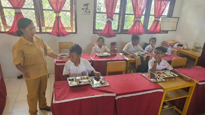 Potret makan bergizi gratis di salah satu sekolah di Kota Ambon beberapa pekan lalu.
