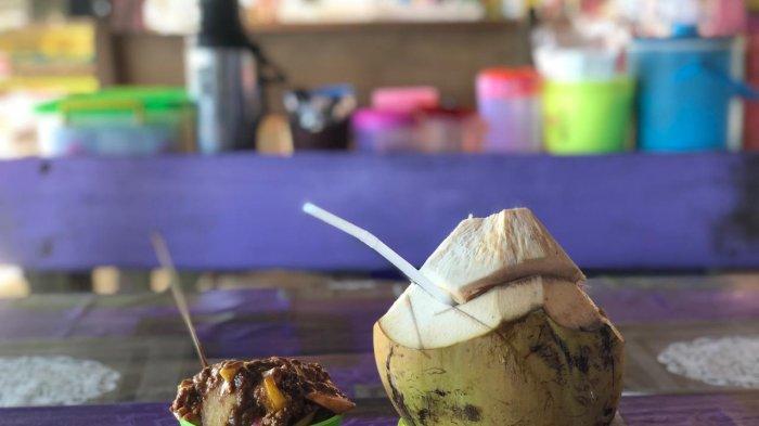 Potret rujak dan kelapa muda di Pantai Natsepa.