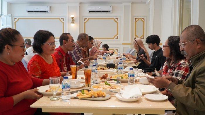 Para tamu tengah menikmati hidangan di Raja Seafood, Sabtu (14/7/2024)